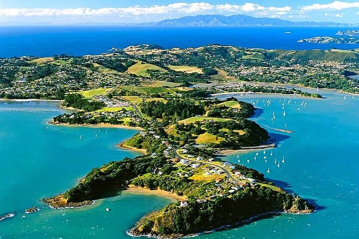Kayak through stunning turquoise waters explore lush forests savor gourmet meals with ocean views and unwind in comfortable glamping at Waiheke Island—an unforgettable escape awaits.